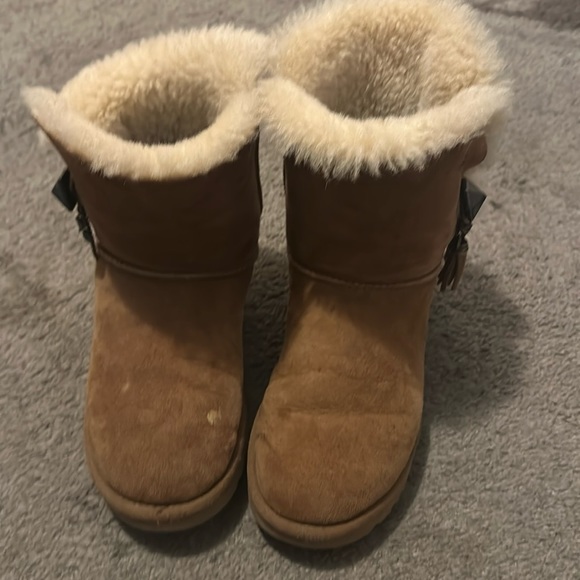 UGG CHESTNUT SHORT WITH CHARM INSTEAD OF BUTTON SIZE 8 USED - Picture 2 of 4